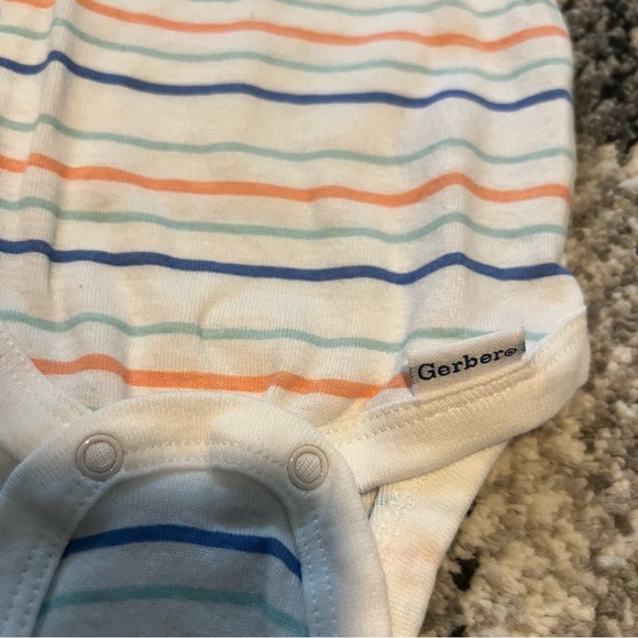 Bundle of 2 newborn baby onesies Carter’s and Gerber - Picture 6 of 7